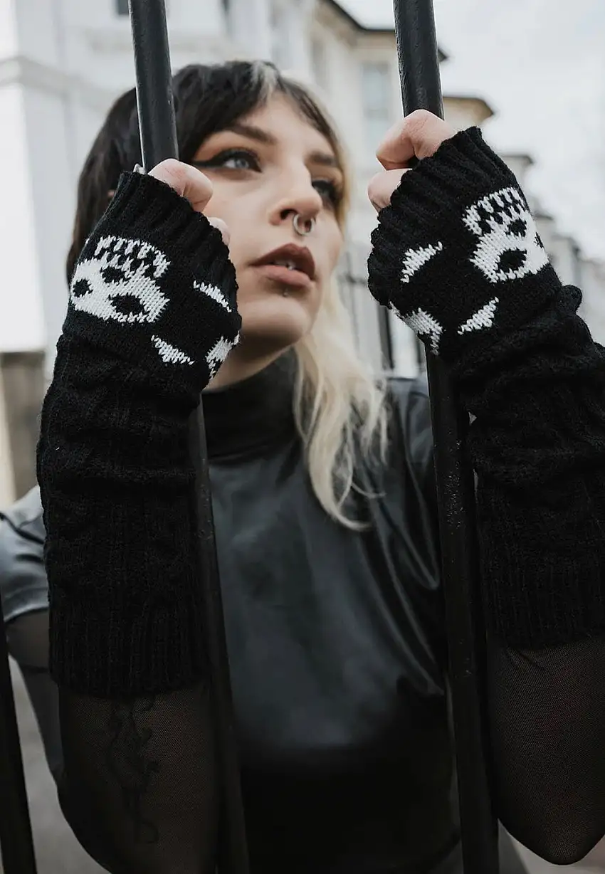 Pamela Mann - Knitted Skull and Crossbones Fingerless Black/White - Guanti